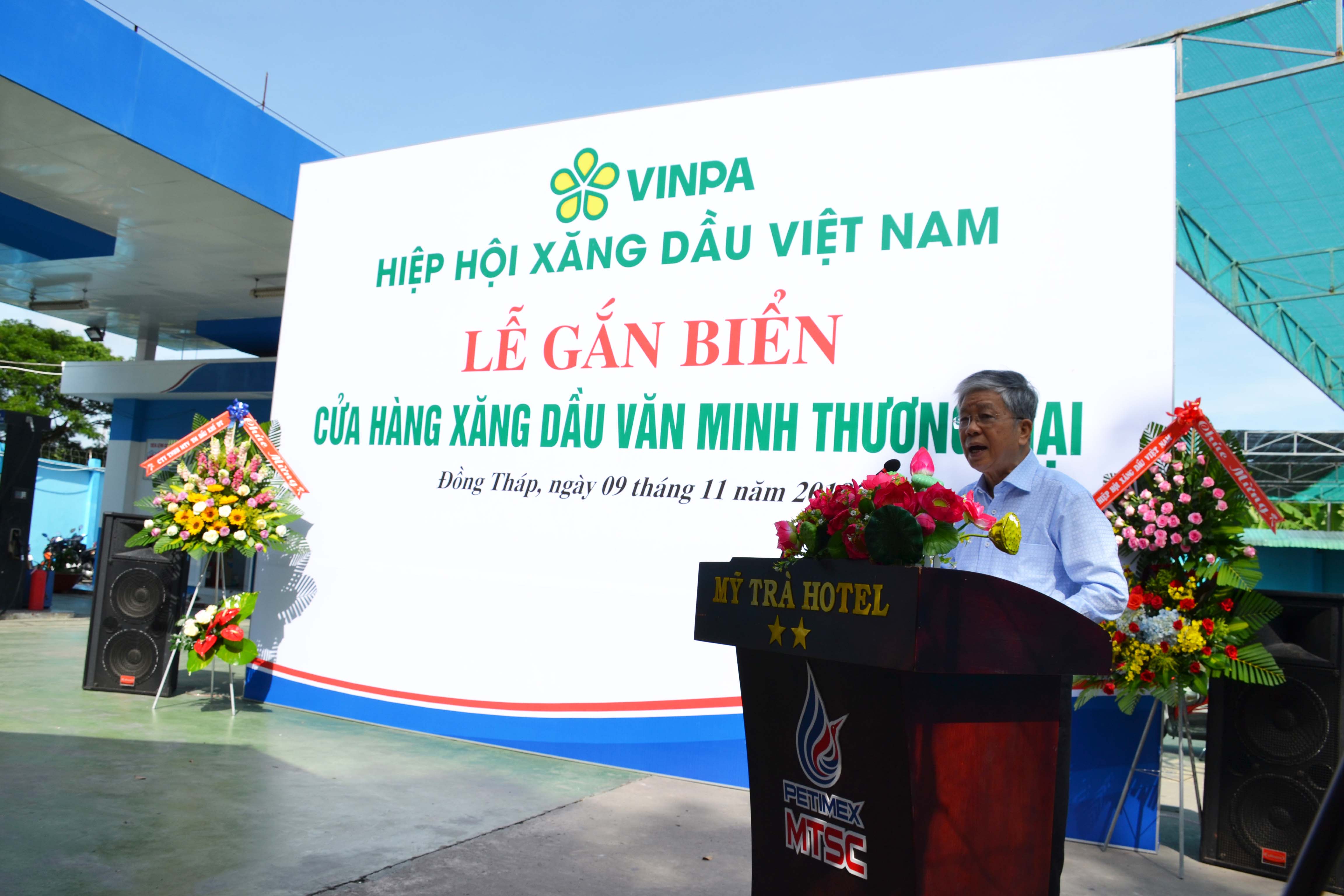 Petimex tổ chức lễ gắn biển “cửa hàng xăng dầu văn minh thương mại”. (09/11/2018)