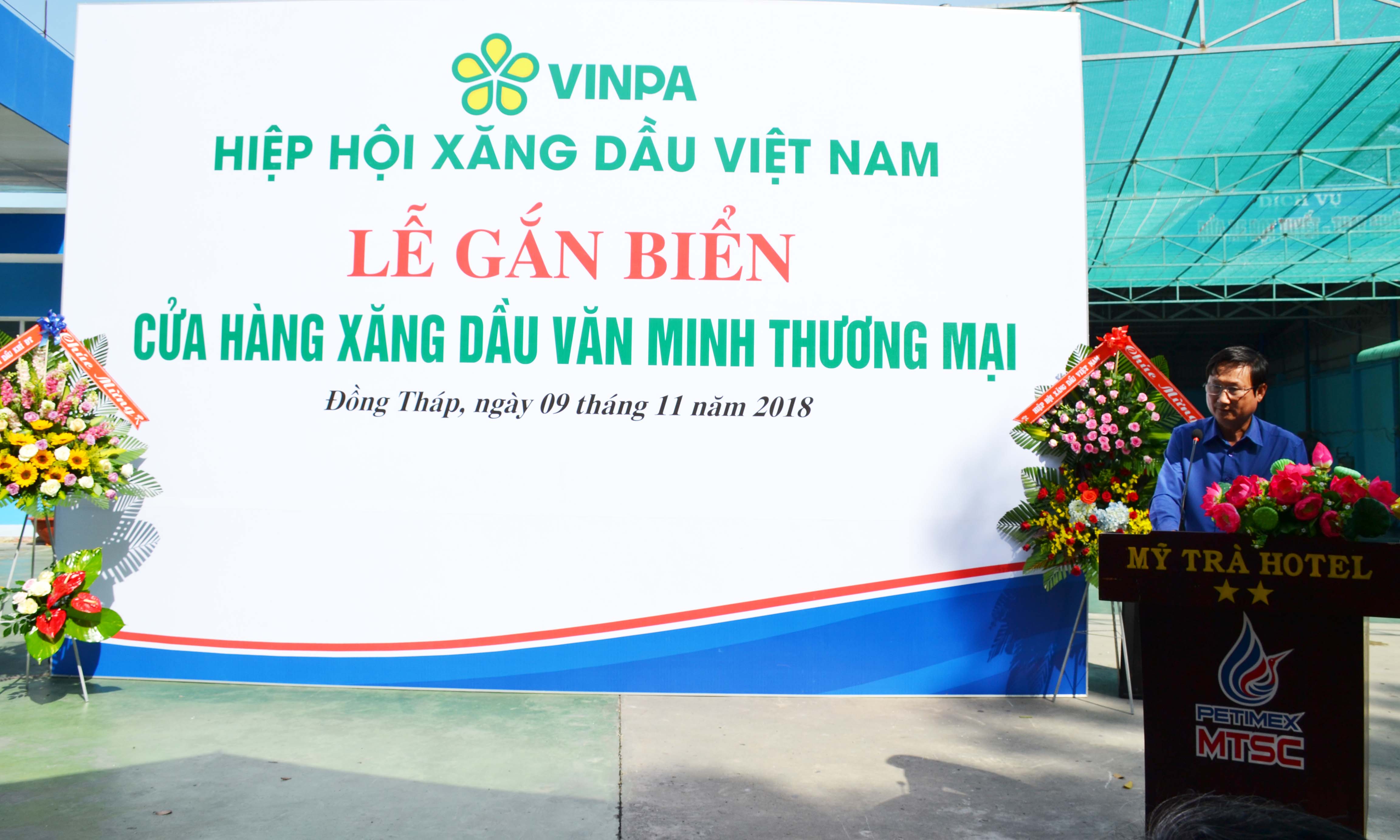 Petimex tổ chức lễ gắn biển “cửa hàng xăng dầu văn minh thương mại”. (09/11/2018)