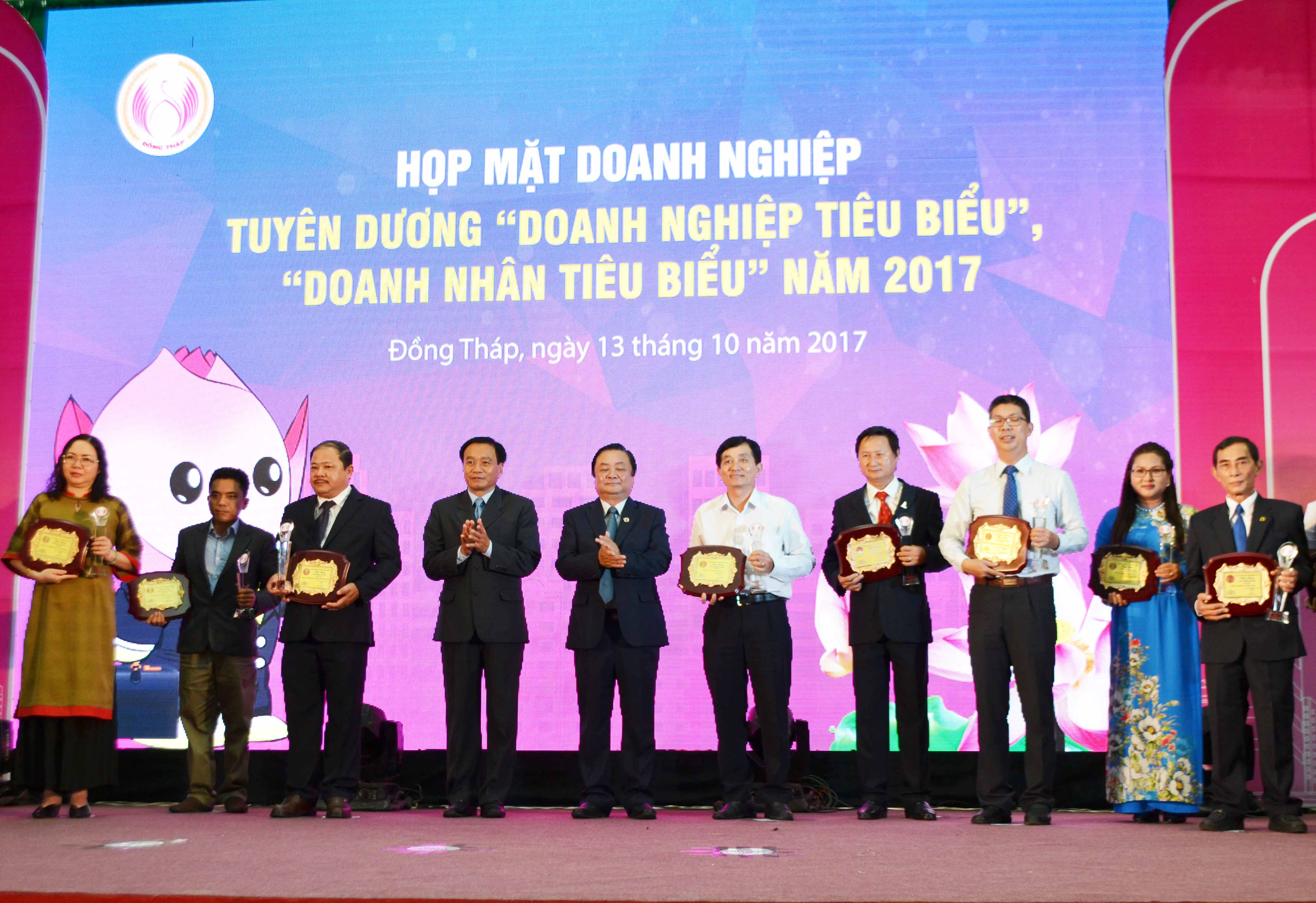 Petimex đạt danh hiệu “doanh nghiệp tiêu biểu” và “doanh nhân tiêu biểu” năm 2017. (16/10/2017)