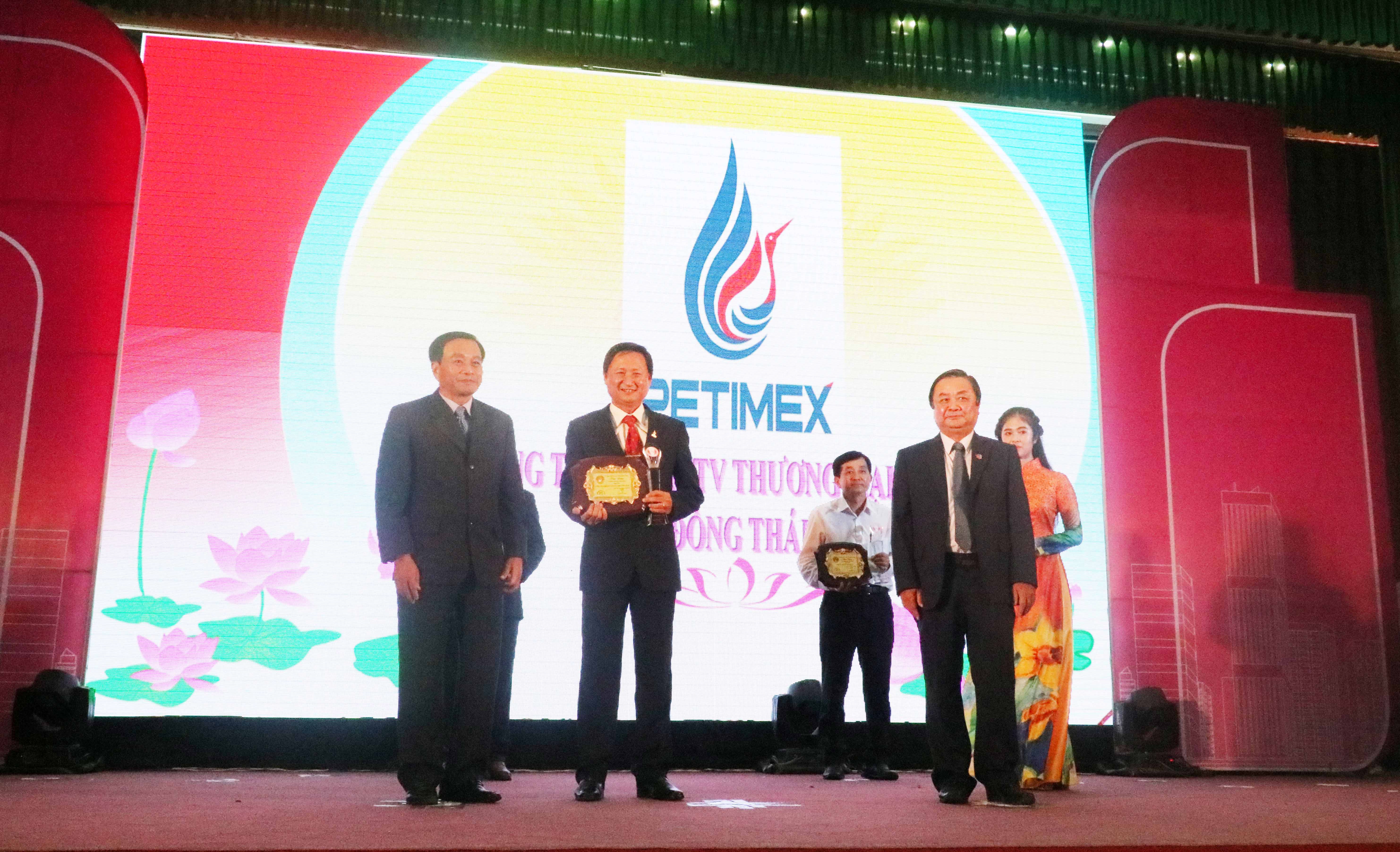 Petimex đạt danh hiệu “doanh nghiệp tiêu biểu” và “doanh nhân tiêu biểu” năm 2017. (16/10/2017)