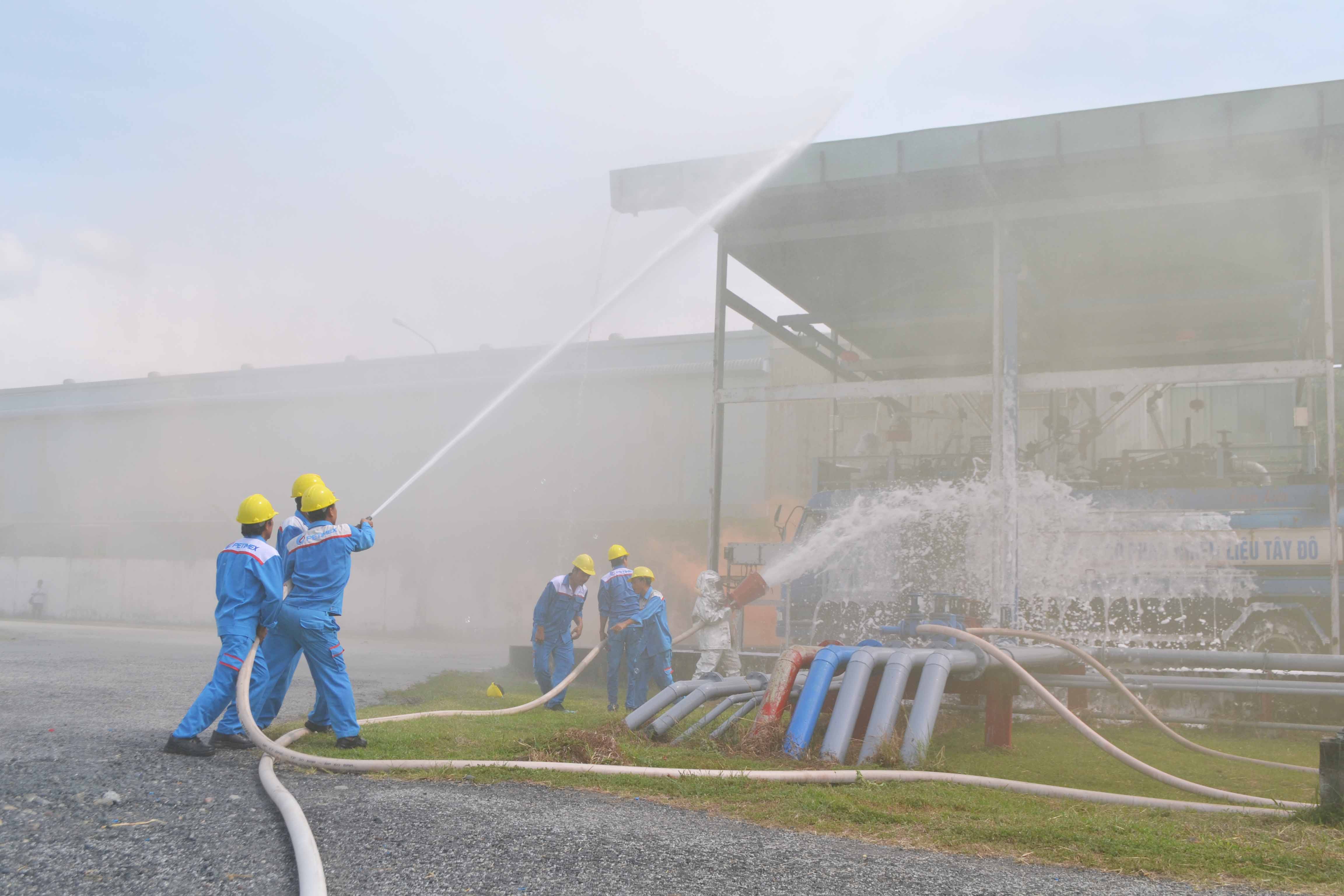 Diễn tập phương án chữa cháy và cứu nạn, cứu hộ tại tổng kho xăng dầu tân phú thạnh. (15/09/2017)