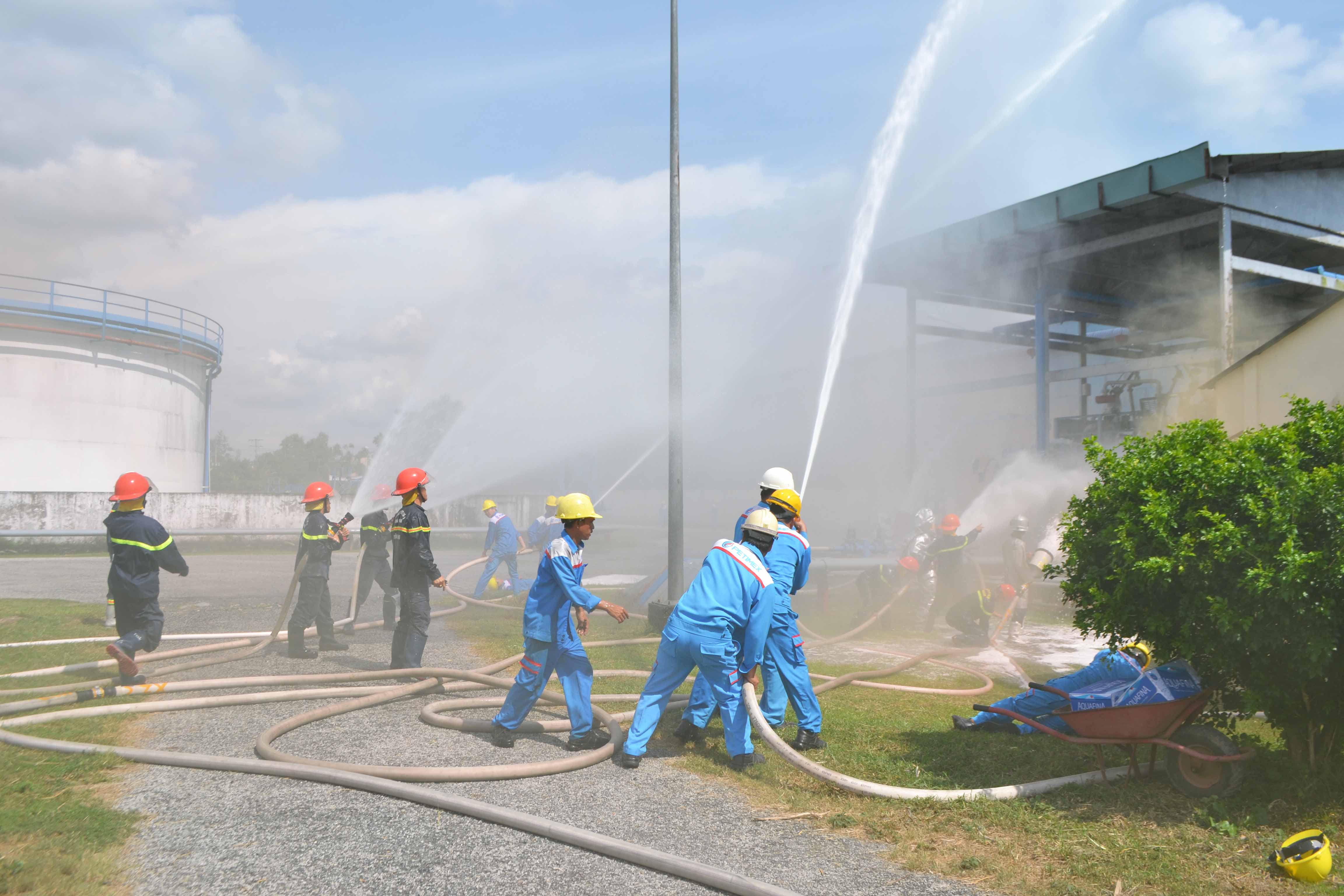 Diễn tập phương án chữa cháy và cứu nạn, cứu hộ tại tổng kho xăng dầu tân phú thạnh. (15/09/2017)