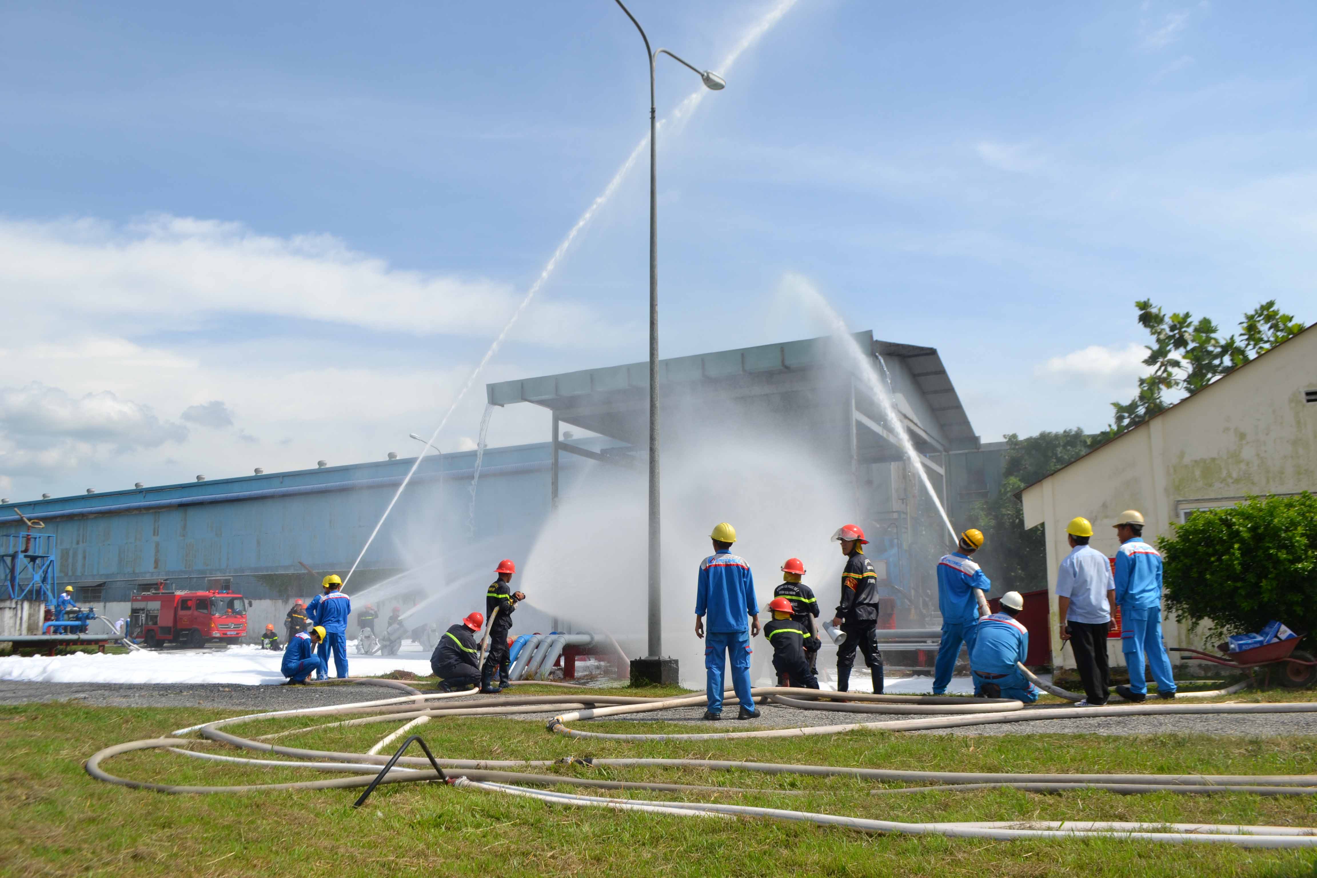 Diễn tập phương án chữa cháy và cứu nạn, cứu hộ tại tổng kho xăng dầu tân phú thạnh. (15/09/2017)