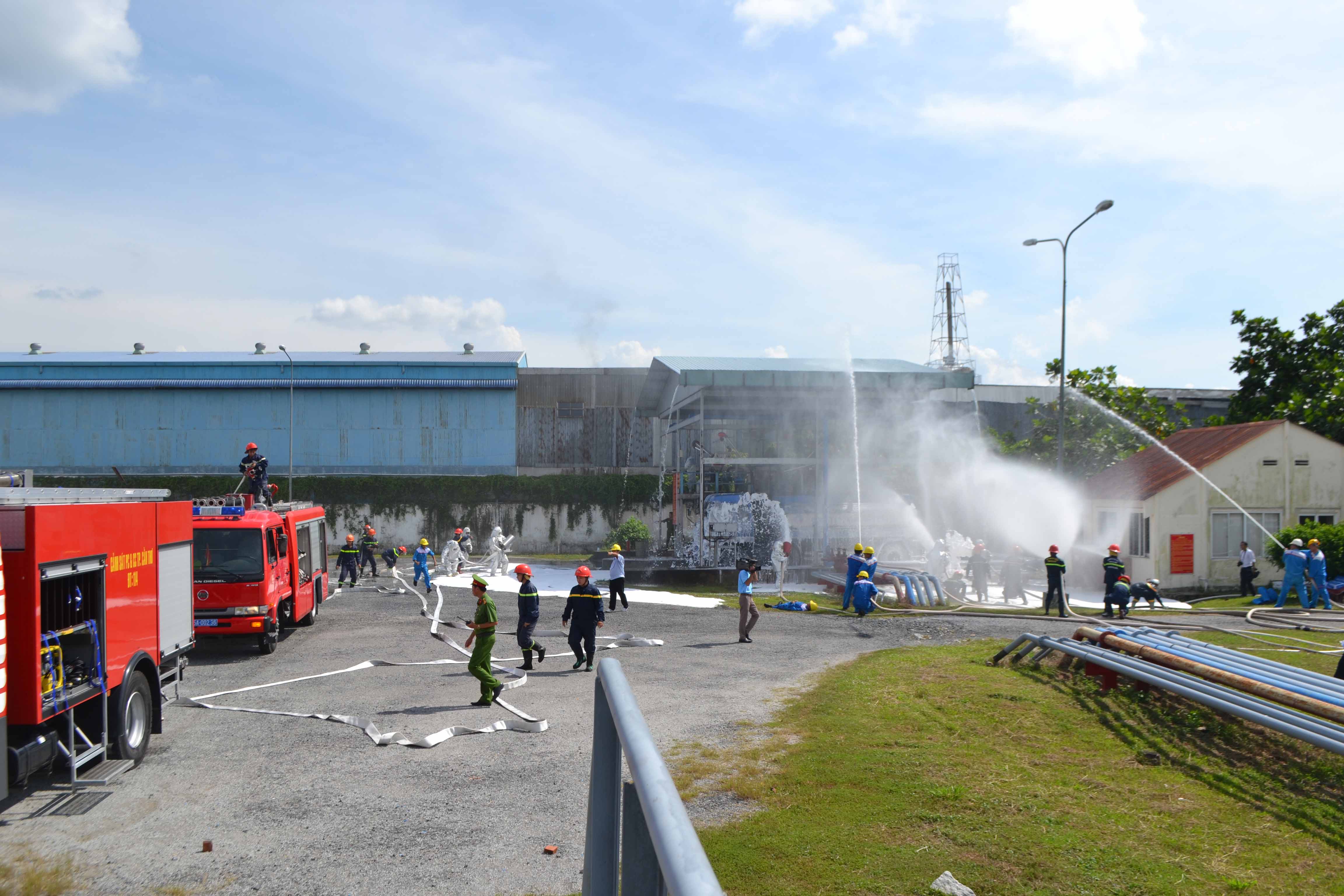 Diễn tập phương án chữa cháy và cứu nạn, cứu hộ tại tổng kho xăng dầu tân phú thạnh. (15/09/2017)