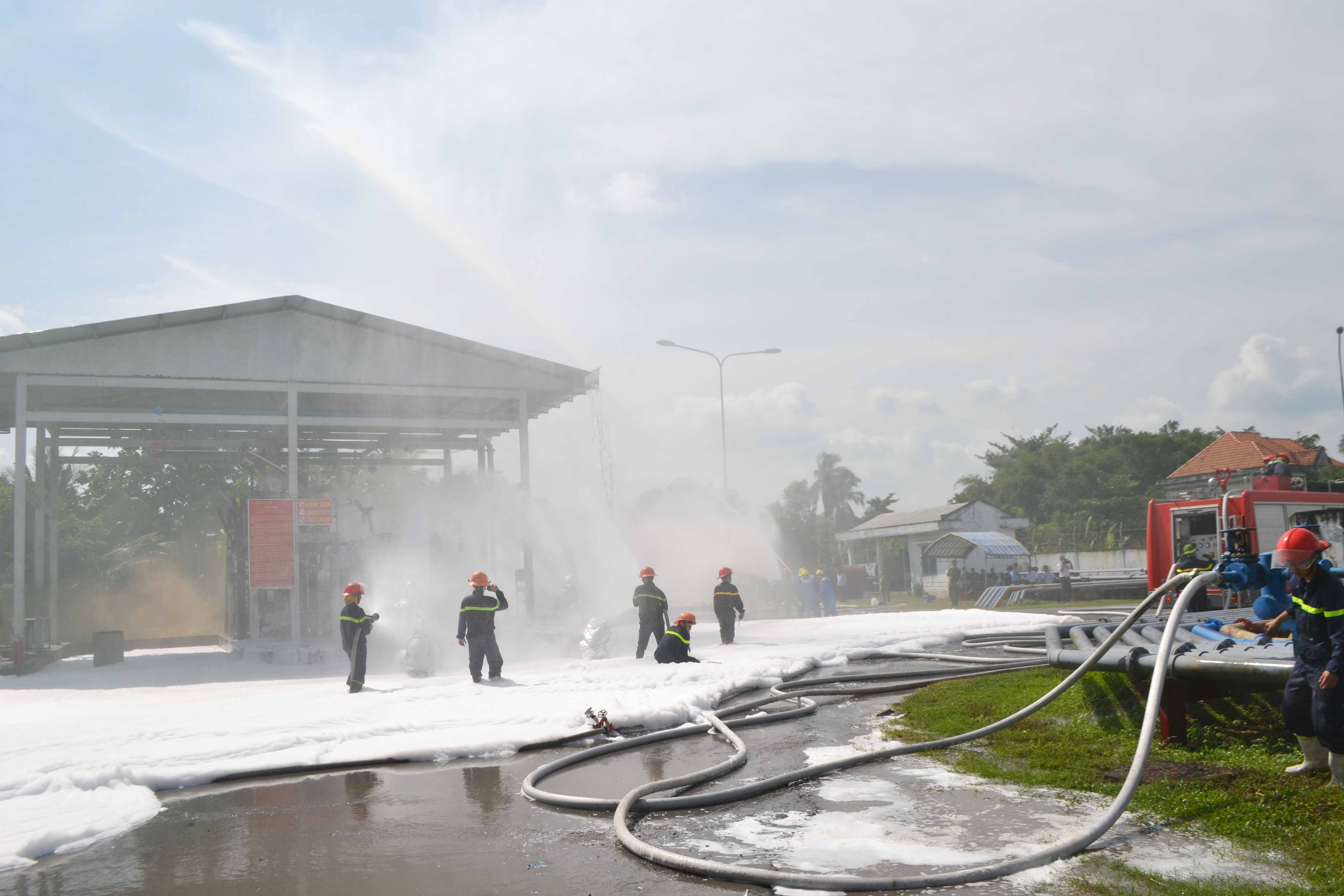 Diễn tập phương án chữa cháy và cứu nạn, cứu hộ tại tổng kho xăng dầu tân phú thạnh. (15/09/2017)