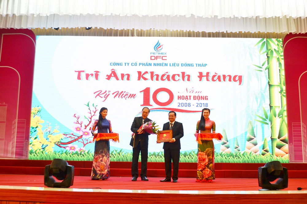 Lãnh đạo petimex chúc mừng kỷ niệm 10 năm thành lập công ty cổ phần nhiên liệu đồng tháp (19/01/2018)