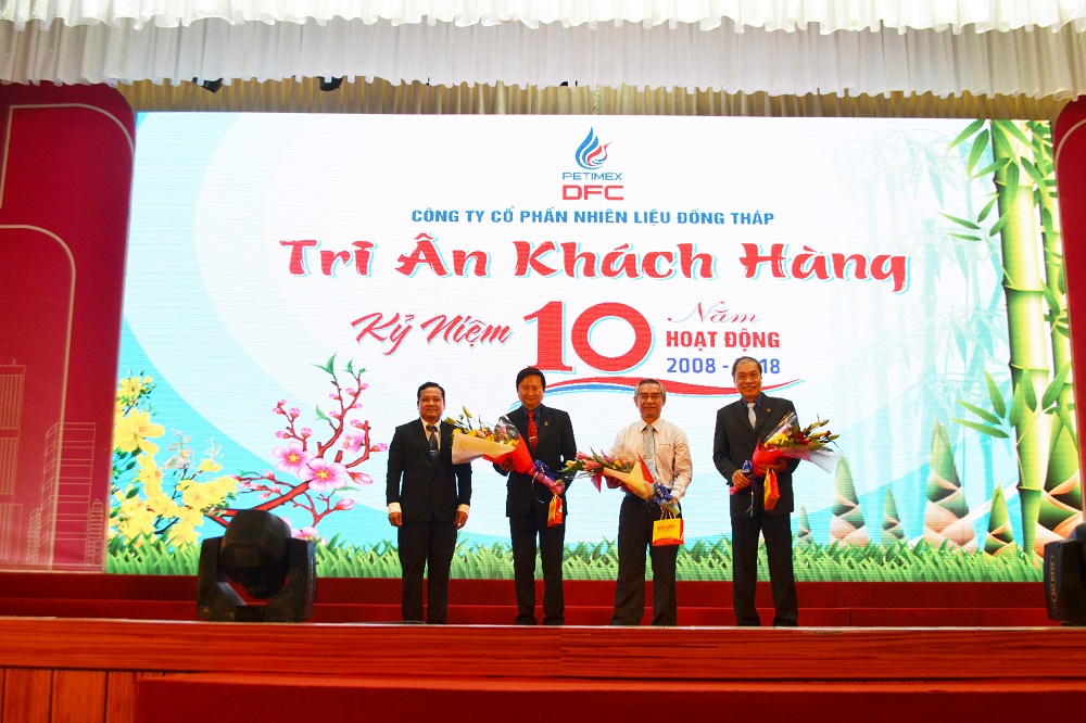 Lãnh đạo petimex chúc mừng kỷ niệm 10 năm thành lập công ty cổ phần nhiên liệu đồng tháp (19/01/2018)