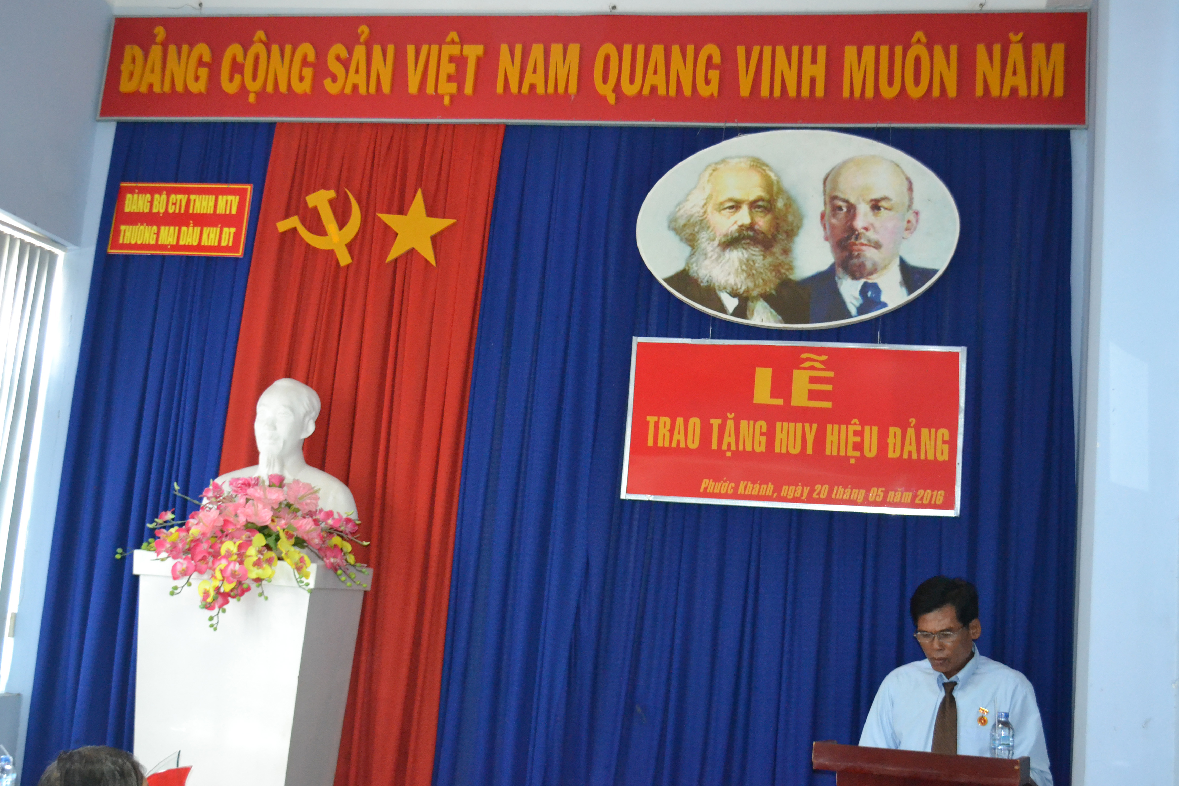 Lễ trao huy hiệu 30 năm tuổi đảng (24/05/2016)