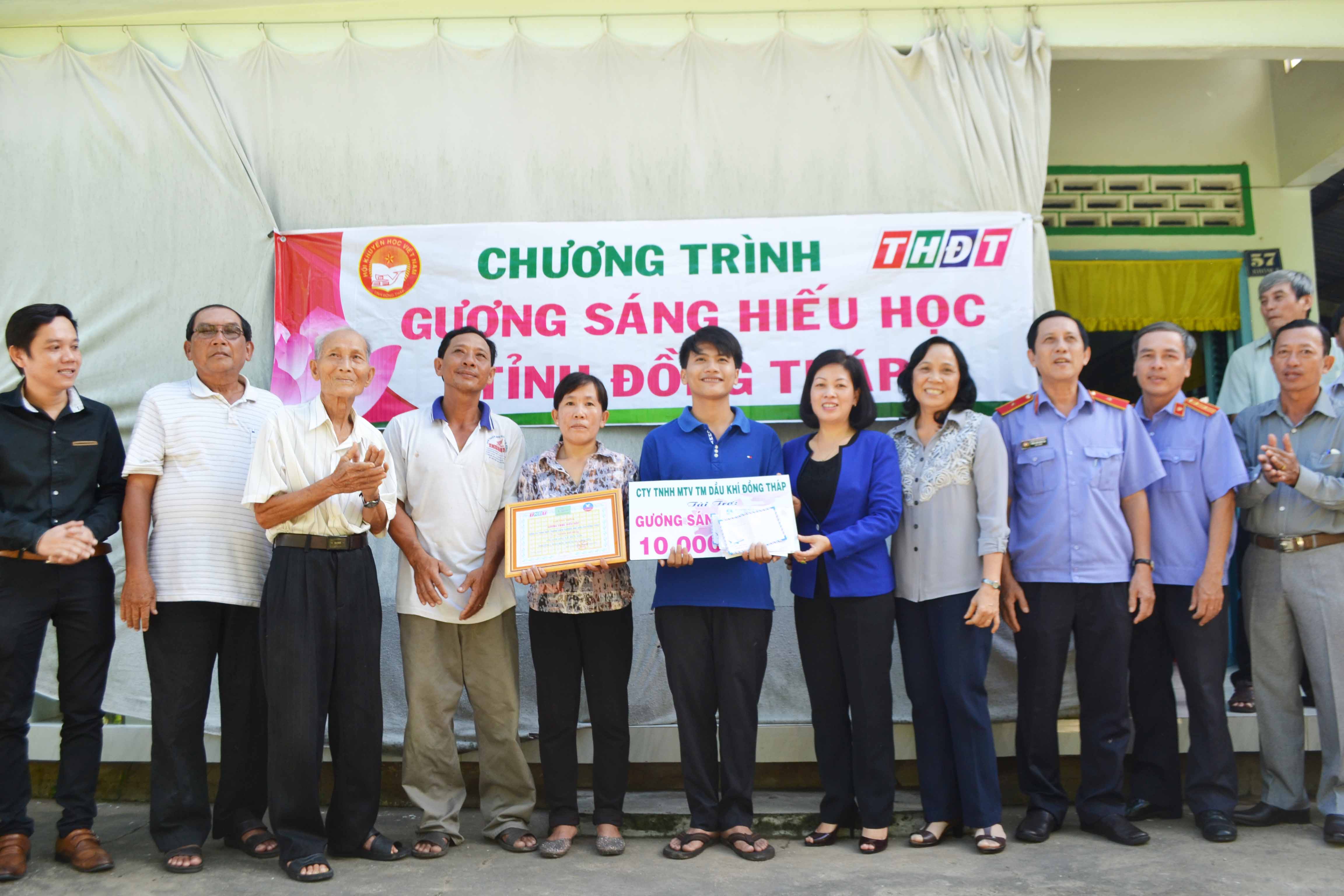 Petimex tài trợ chương trình “gương sáng hiếu học” (01/08/2016)