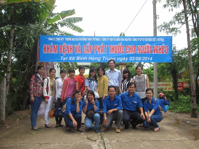 Đoàn viên thanh niên petimex tham gia hoạt động khám và phát thuốc miễn phí cho gia đình chính sách và hộ nghèo tại xã bình hàng trung, huyện cao lãnh (05/08/2014)