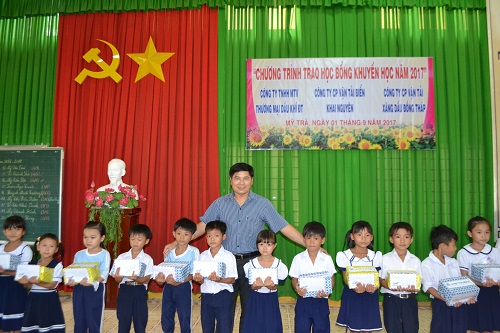 Petimex trao học bổng cho học sinh nghèo các xã an bình huyện cao lãnh, hòa an, mỹ trà tp cao lãnh đầu năm học 2017-2018 (05/09/2017)